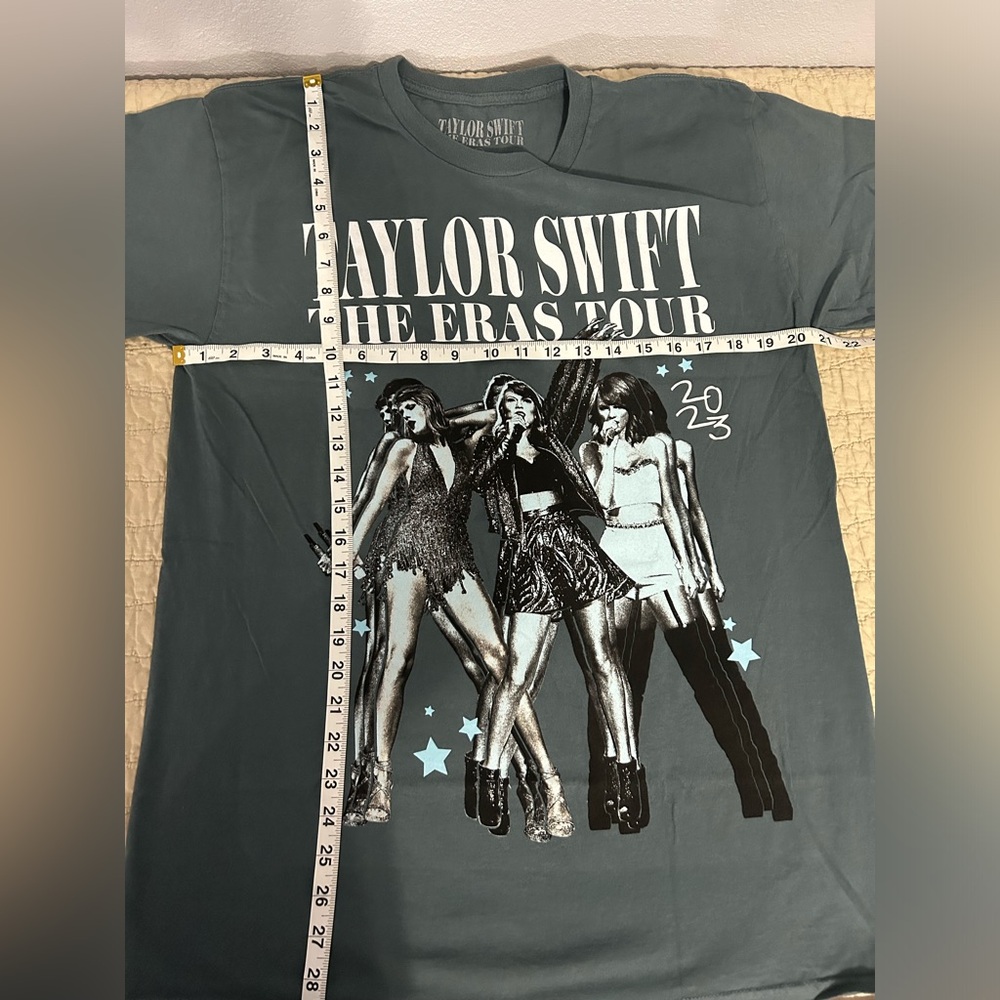 Taylor Swift The Eras Tour 1989 Album Shirt Short Sleeve Tee Shirt NEW Size L - Picture 3 of 7